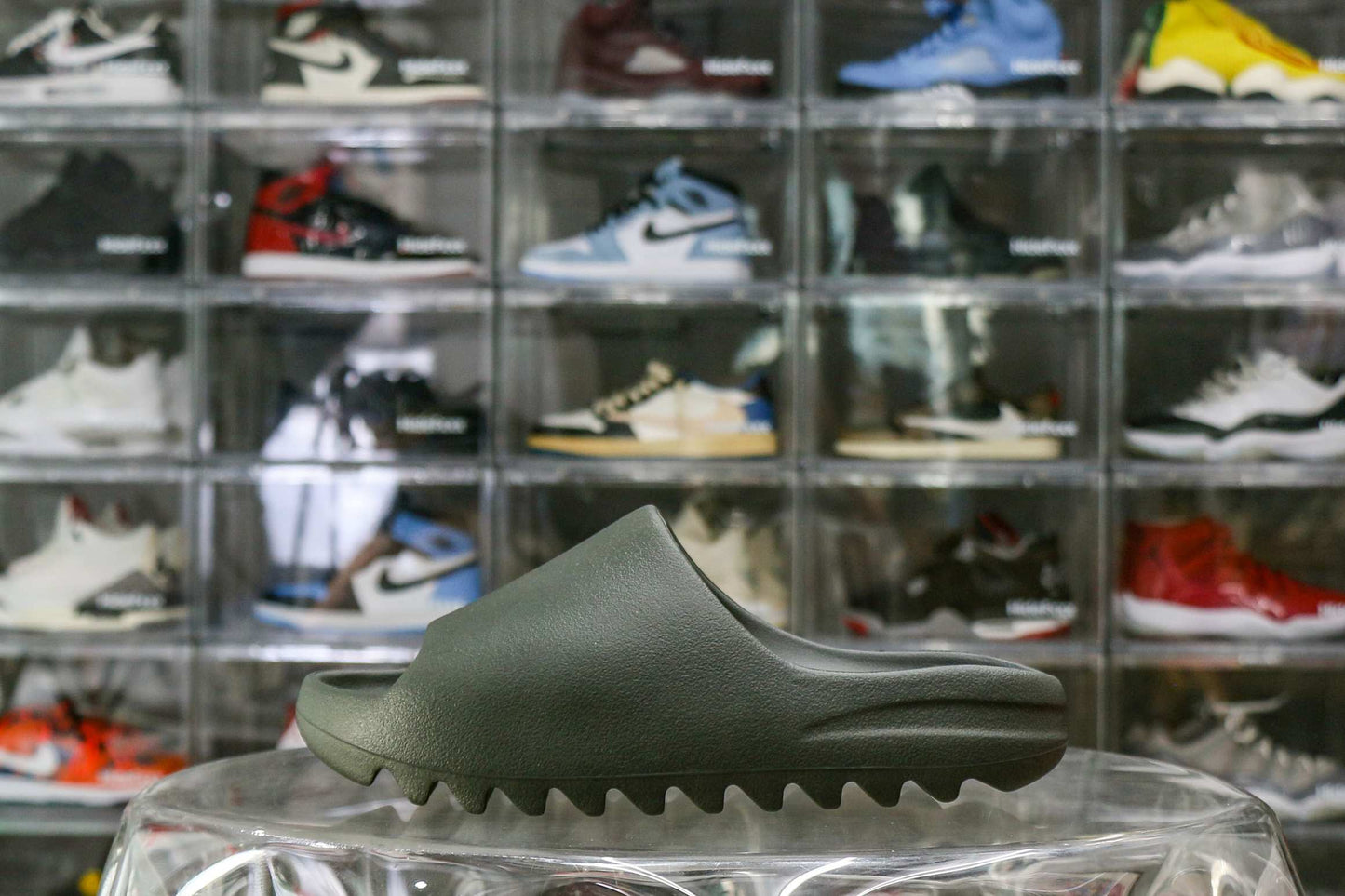 Yeezy Slides Dark Onyx ID5103A1 Batch