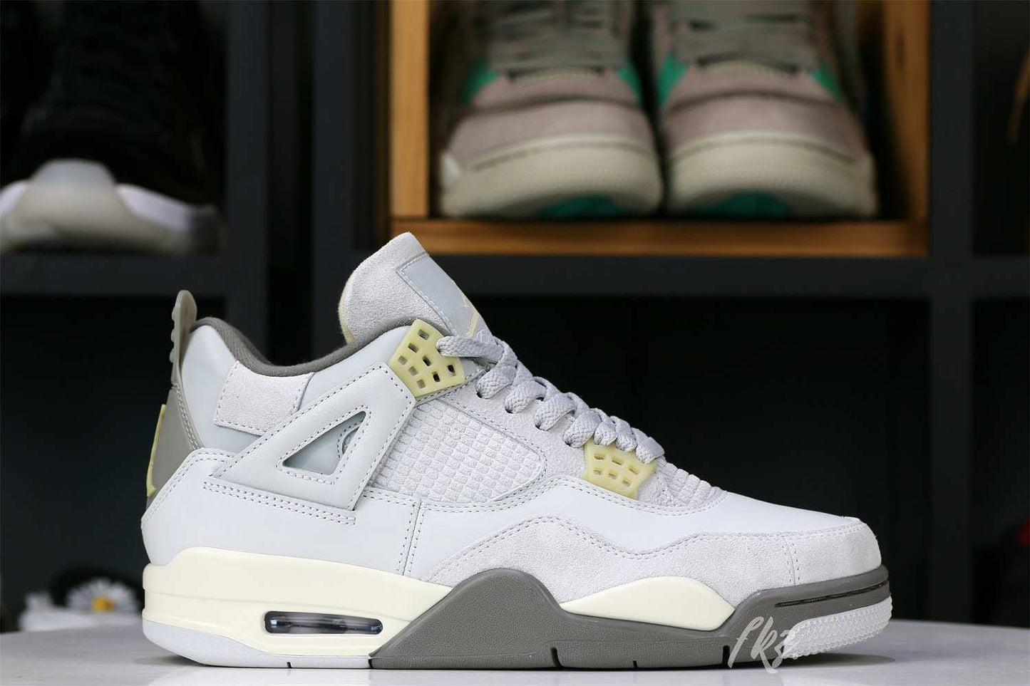 Air Jordan 4 Retro SE Craft Photon Dust