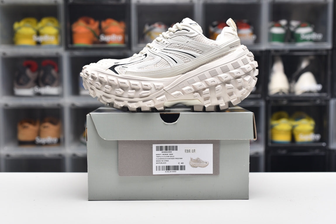 Balenciag* Defender black & white