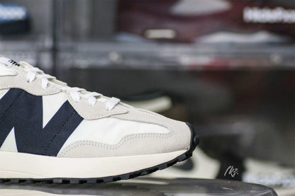 New Balance Wmns 327 Sea Salt Black