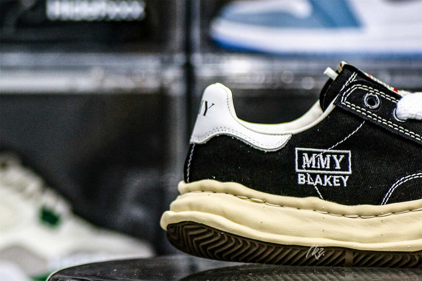 MaisOn Margiel@ Yasuhir0 gum-rubber sole black sneakers